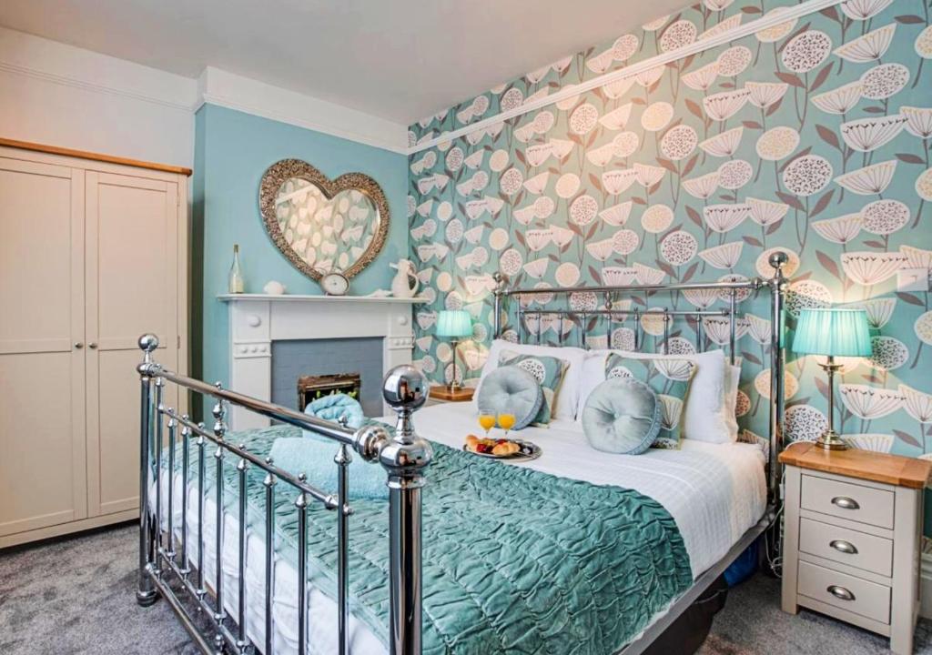 惠特比Silverwood Apartment, Whitby的一间卧室配有一张带心形图案墙壁的床