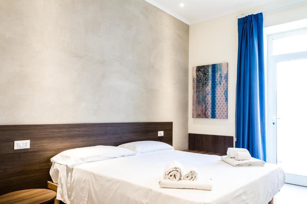 加埃塔Le Bifore的一间卧室配有两张带毛巾的床