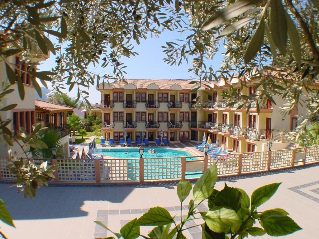 厄吕代尼兹贝尔塞汉海滩酒店的从游泳池可欣赏到酒店的景色