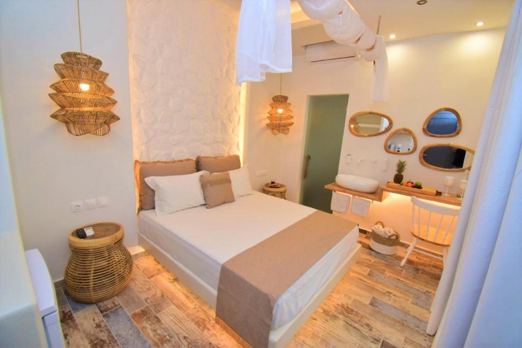 阿吉奥斯普罗科皮奥斯Naxos Petite Studios的一间卧室配有一张床和一张桌子