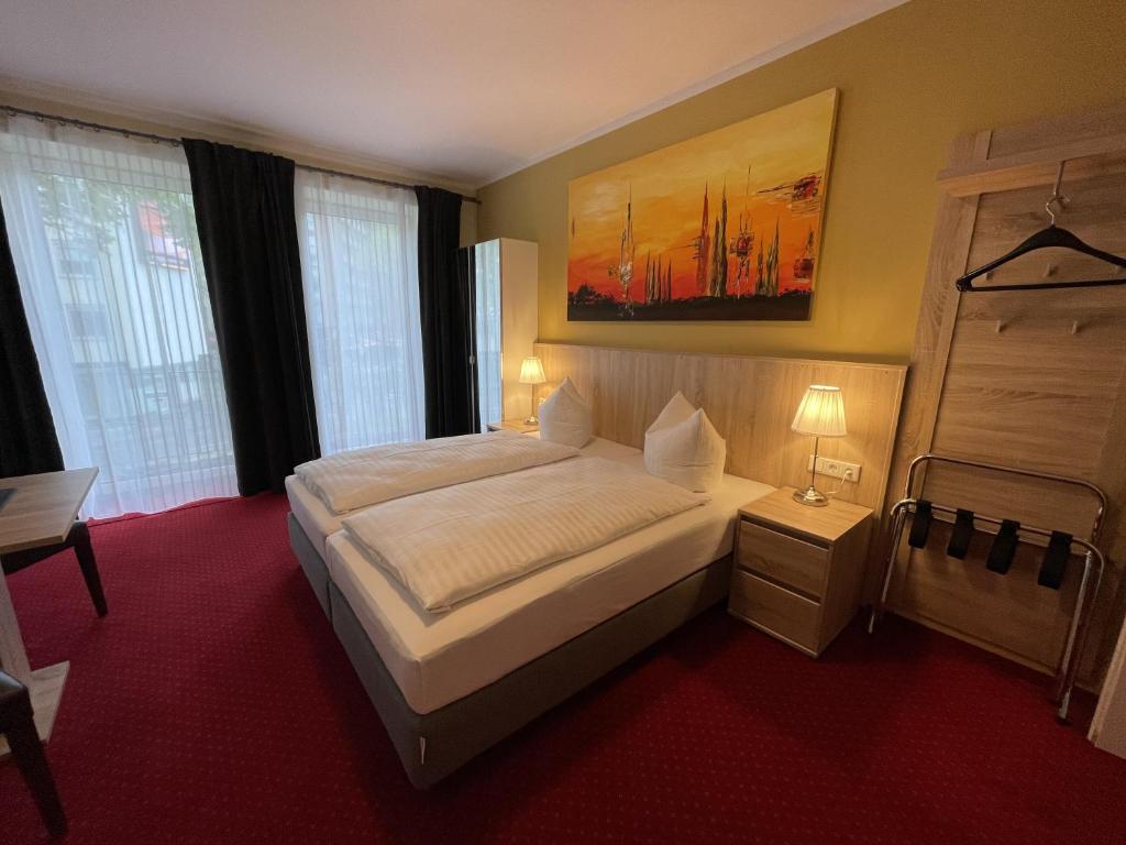 杜塞尔多夫Palm Premium Hotel & Apartments的卧室设有白色大床和窗户。