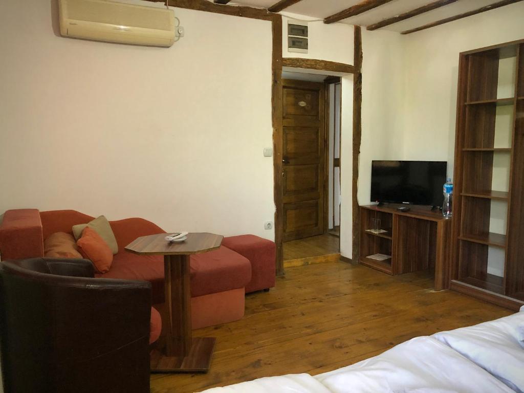 Hotel Etno Selo Timcevski的电视和&#47;或娱乐中心