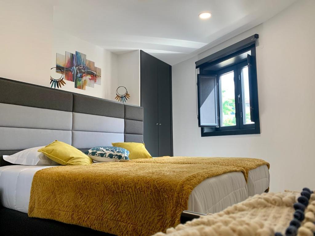 米兰德拉Taska Vila Velha的一间卧室设有一张大床和一个窗户。