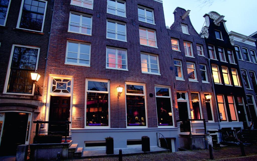 阿姆斯特丹塞巴斯蒂安斯酒店的街上有多扇窗户的砖砌建筑