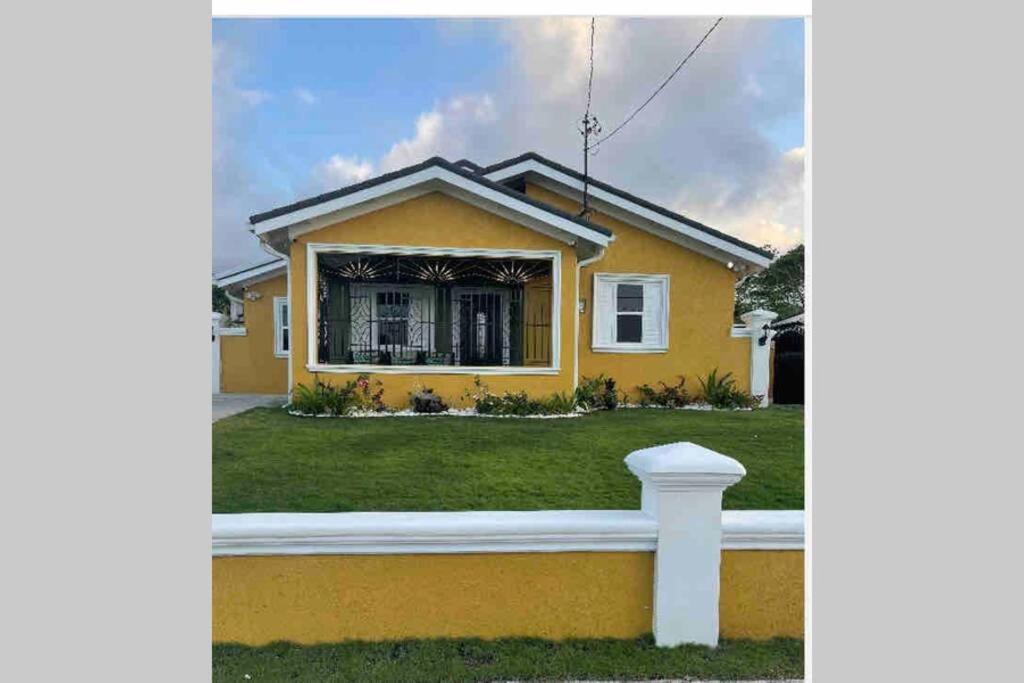 曼米湾Villa Kalaya的前面有栅栏的黄色房子