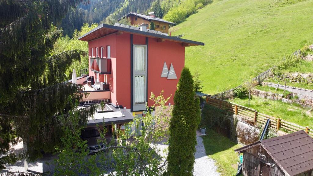 上柯尼希山麓米尔巴赫Haus Bodner-Scherer的 ⁇ 旁山丘上的红房子