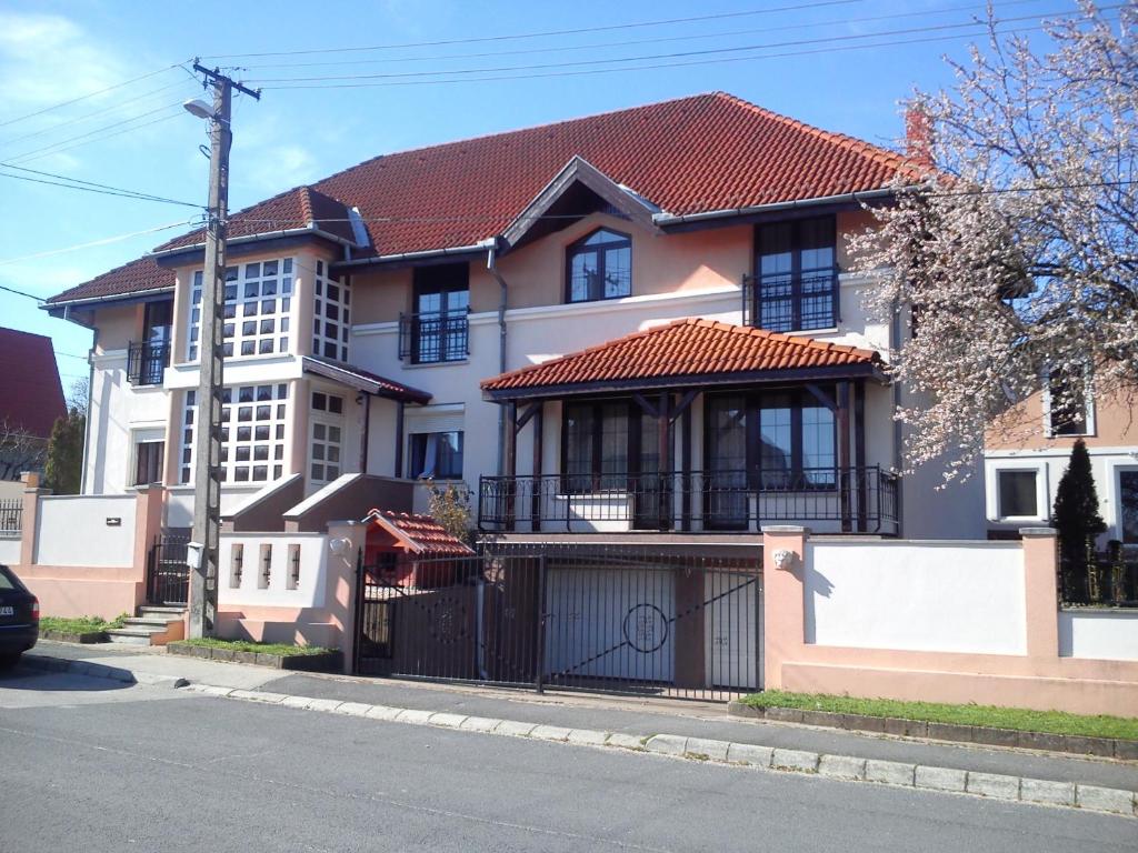 希欧福克Villa Szófia的一座大型白色房屋,设有红色屋顶