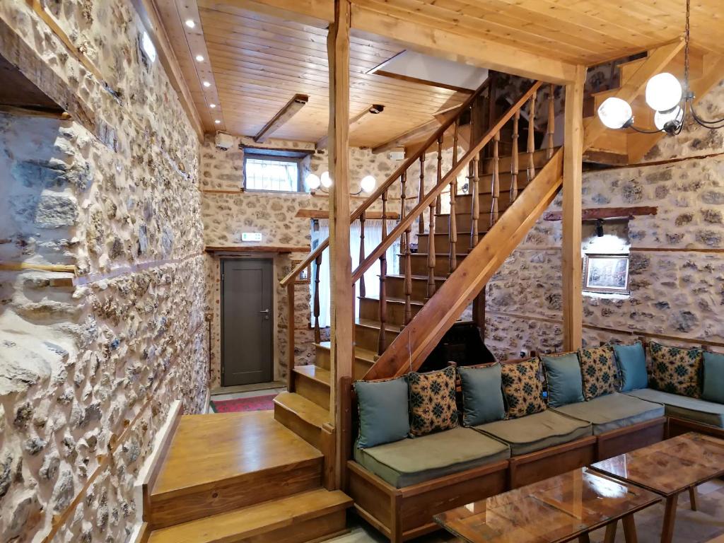 里托楚伦RiverBed Traditional Guest House的客房设有楼梯、沙发和桌子。
