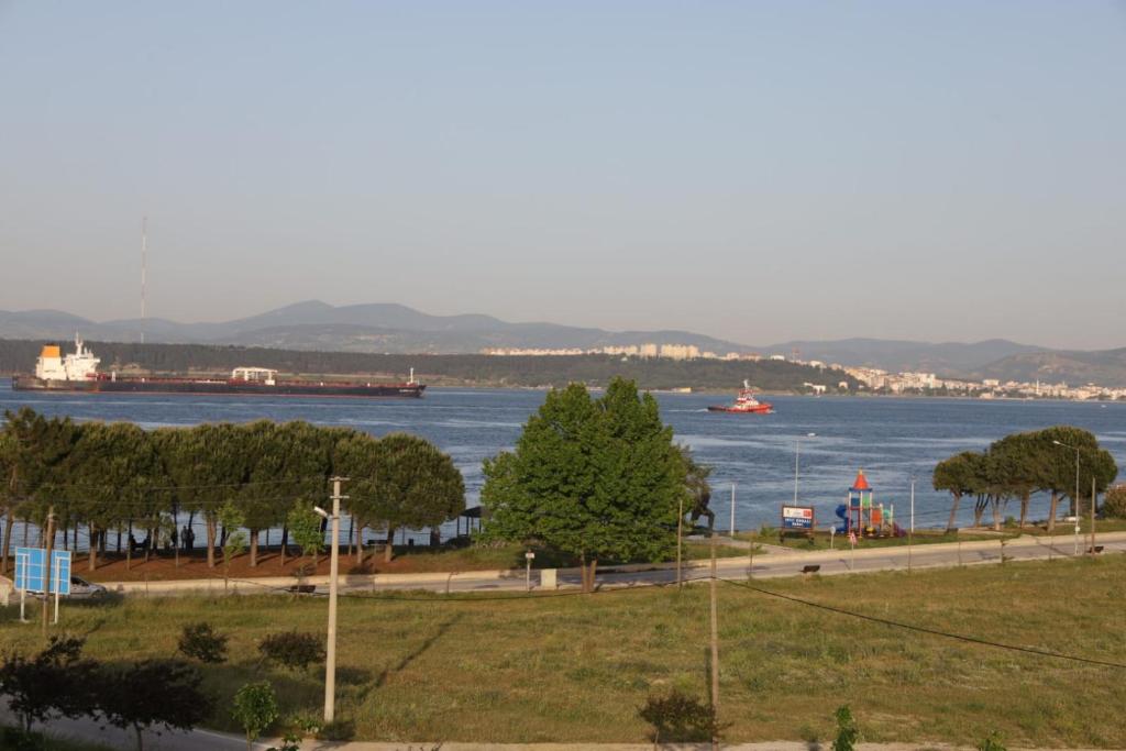 埃杰阿巴德Eceabat Doğa Pansiyon-Hotel的水中有一排船的一大片水