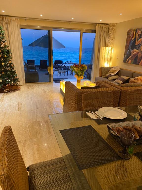 坎昆Villa de las Tortugas的客厅拥有圣诞树和大海