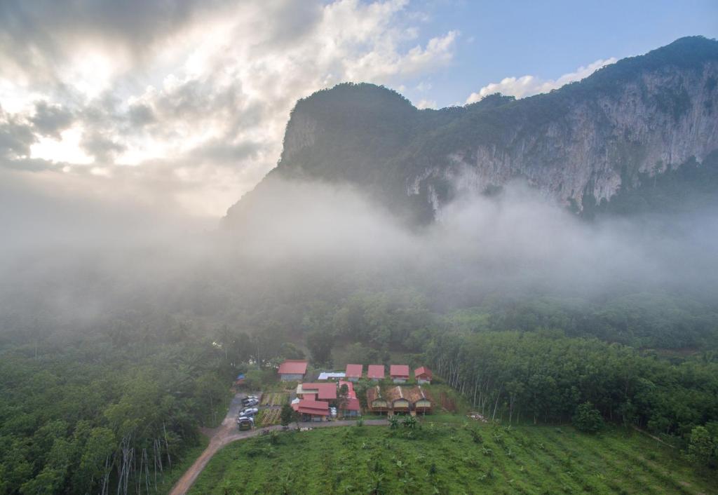 Ban Pha Saeng LangBansuanphutarn的云中山村的空中景观