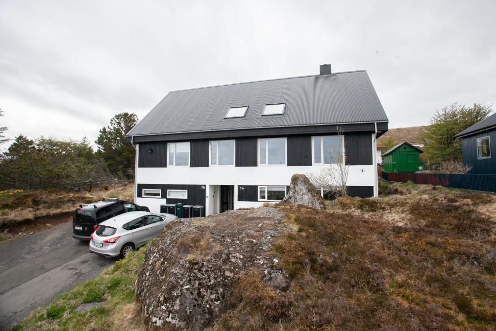 托尔斯港Tórshavn Apartment - In The Center的前面有停车位的房子