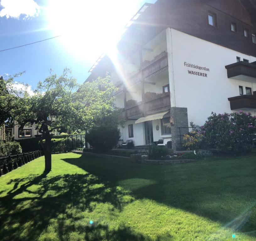 巴德小基希海姆瓦索洛住宿加早餐公寓酒店的前面有绿色草坪的建筑