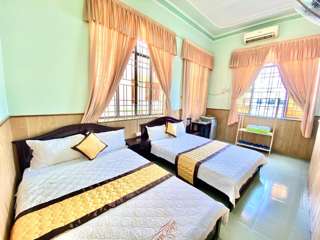 芹苴Lime Hostel - Ninh Kieu Center的带2扇窗户的客房内的2张床