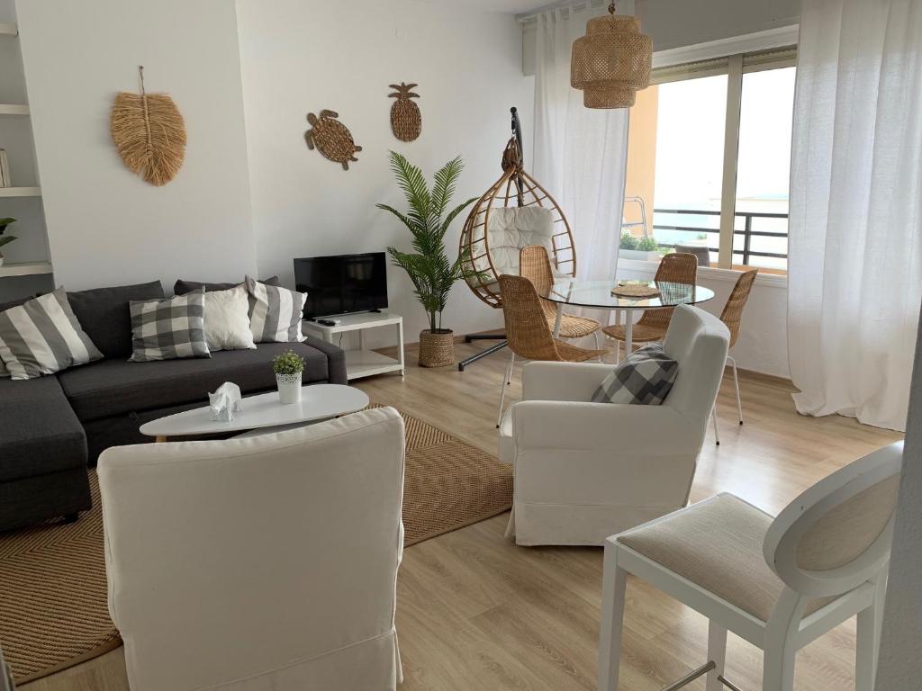 多列毛利诺斯PERLA DEL SOL的客厅配有沙发和桌子