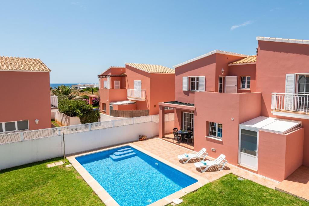 萨卡莱塔Villa Menorca BAY 4 by Mauter Villas的享有带游泳池的房屋的空中景致