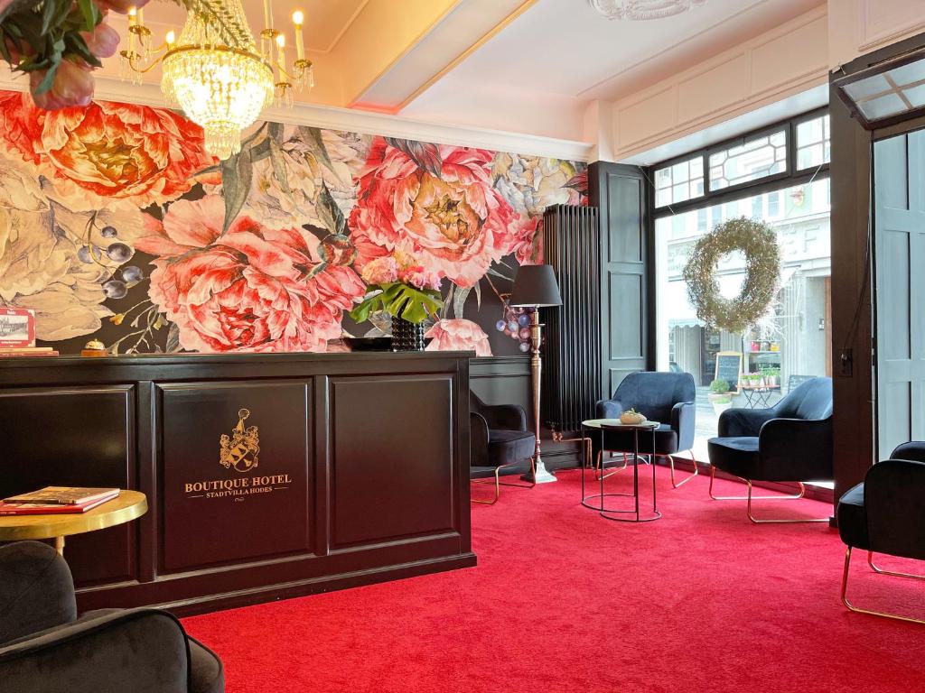 富尔达Boutique-Hotel Stadtvilla Hodes的客厅的墙上挂有花卉壁画