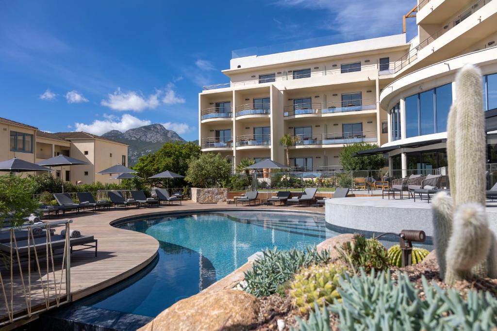 卡尔维Hotel L'Acquale的享有酒店游泳池的景色