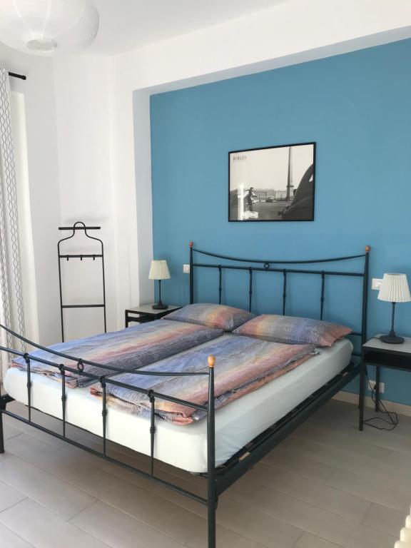 卡尼洛瑞维拉Casa Madama的一间卧室配有一张蓝色墙壁的床