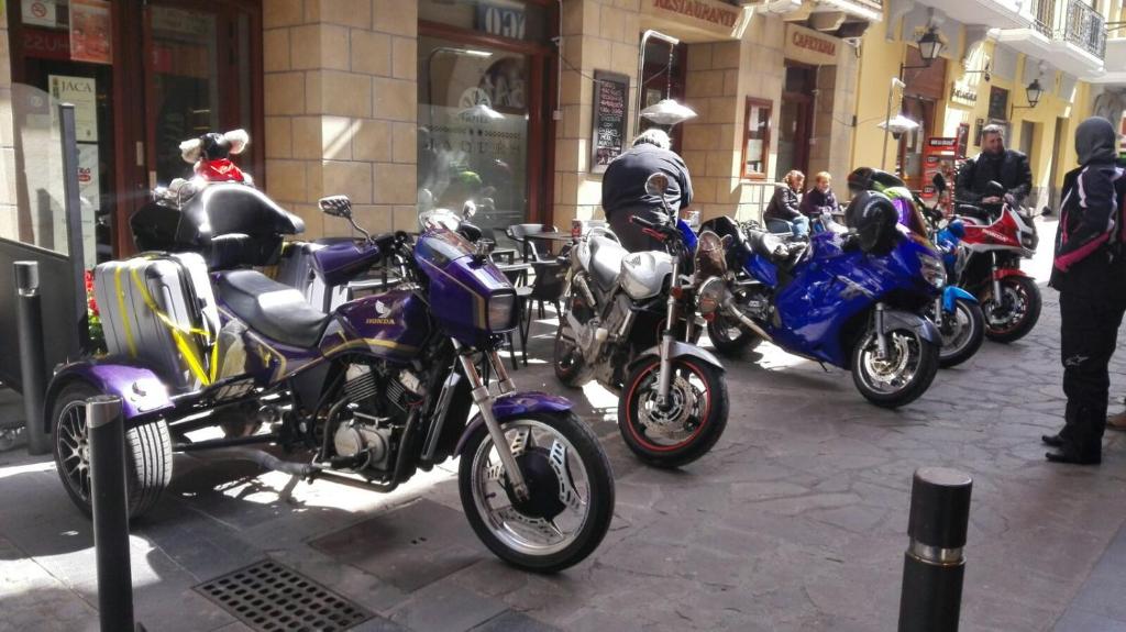 哈卡哈克斯酒店的停在城市街道上的一排摩托车