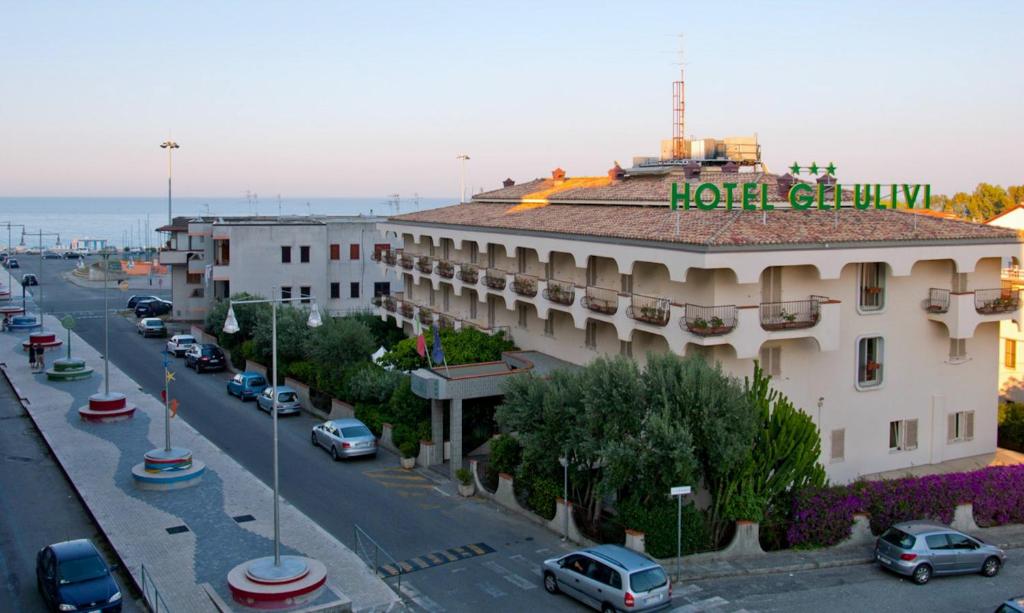 索威拉托玛里纳格里乌丽维酒店的上面有酒店标志的建筑