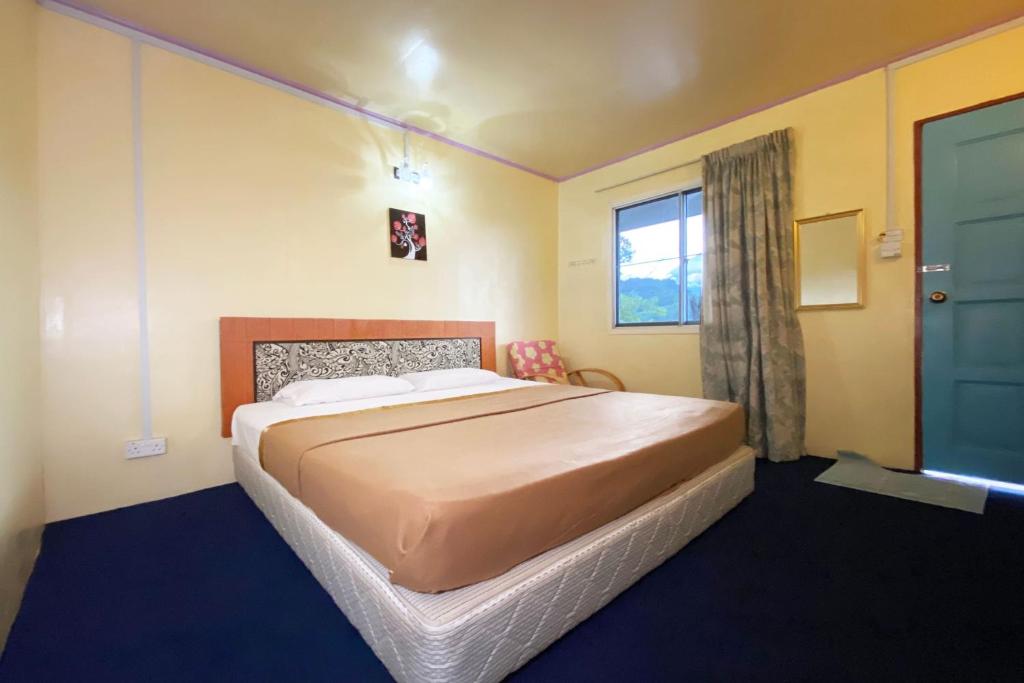 拉瑙OYO HOME 90285 Pogimpaan Homestay的一间卧室设有一张大床和一个窗户。
