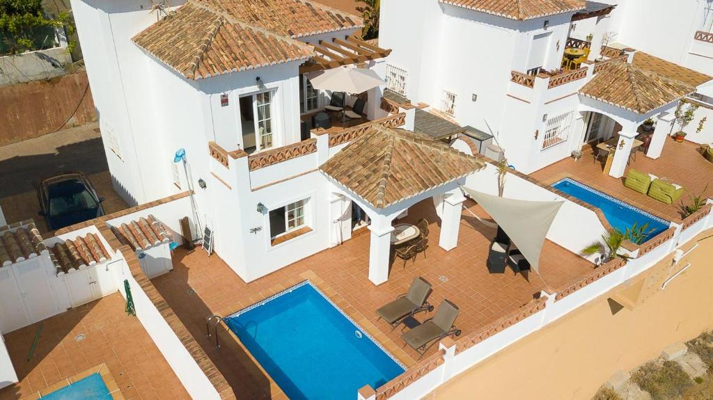 托罗克斯科斯塔Villa privada con increíbles vistas al mar的享有带游泳池的房屋的空中景致