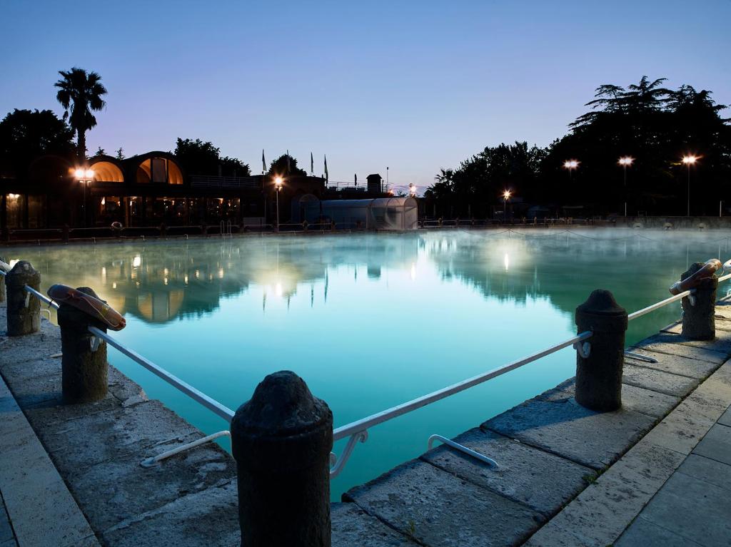 维泰博Hotel Niccolo' V - Terme dei Papi的夜晚有一大片水