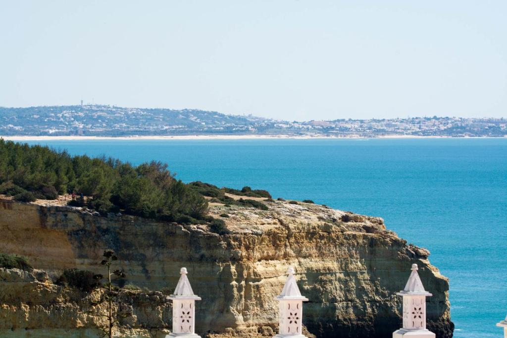 拉戈阿Casa Sol - Vista Mar - Praia Benagil的近海悬崖上的两座白色塔楼