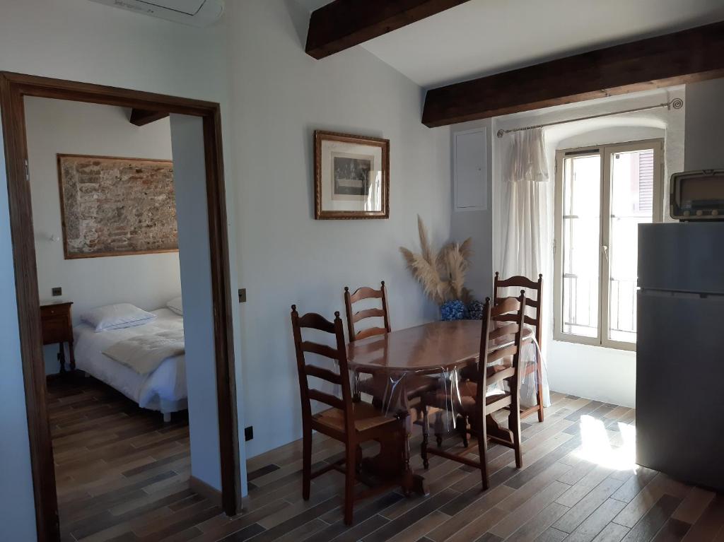 卡尔维Casa Santa的一间带桌椅和一张床的用餐室