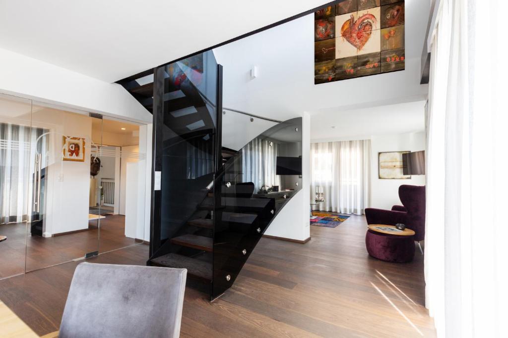 瑟弗浩斯da Peatala Apartments的房屋客厅的黑色楼梯