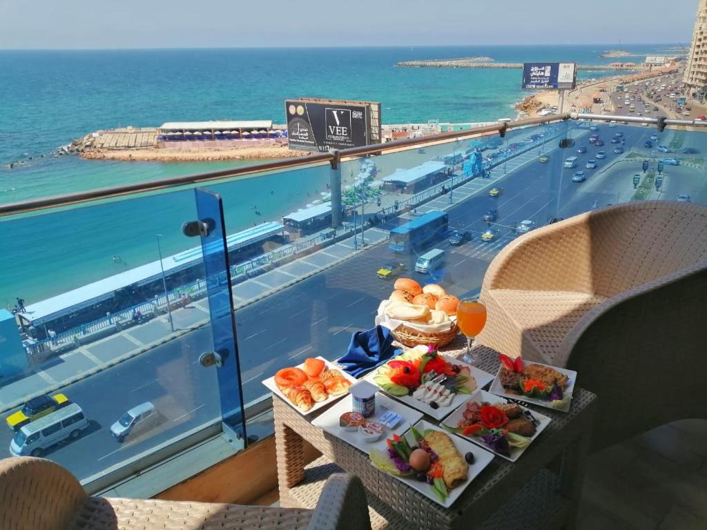 亚历山大Jewel San Stefano Hotel的一张桌子上的盘子,享有海景
