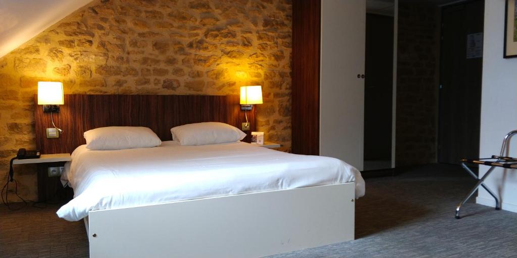 杜济The Originals City, Hôtel Le Coeur d'Or, Sedan Est (Inter-Hotel)的卧室配有一张带两个枕头的大白色床