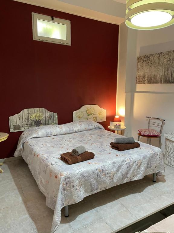 布林迪西Il vicoletto的一间卧室配有一张床,上面有两条毛巾