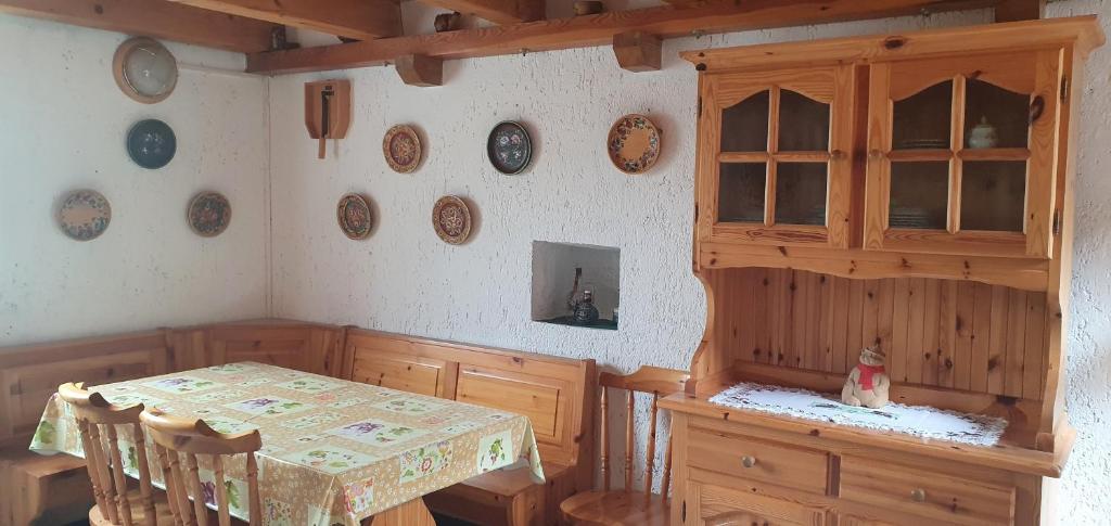 韦尔米廖Baita di montagna Stavel的一间带桌子和木柜的用餐室