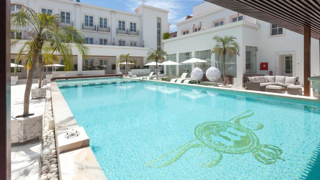 维拉维索萨世界小型豪华酒店之阿连特茹马莫里Spa酒店的一座大型游泳池,上面涂有章鱼