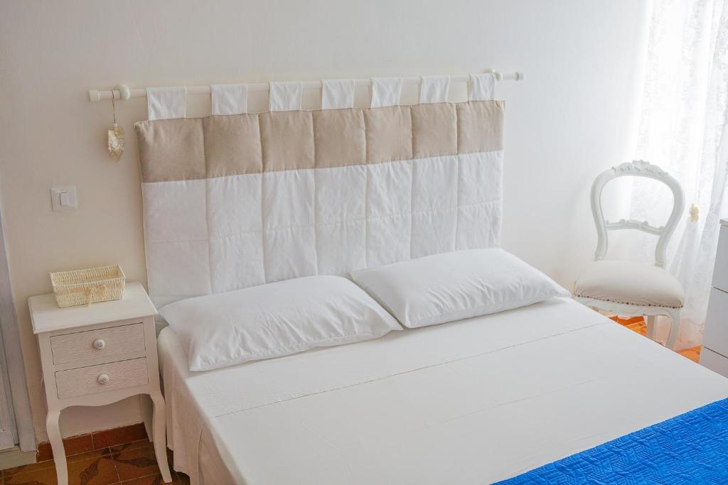 圣费利切-奇尔切奥Casa vacanze Via Roma的卧室配有白色的床和椅子