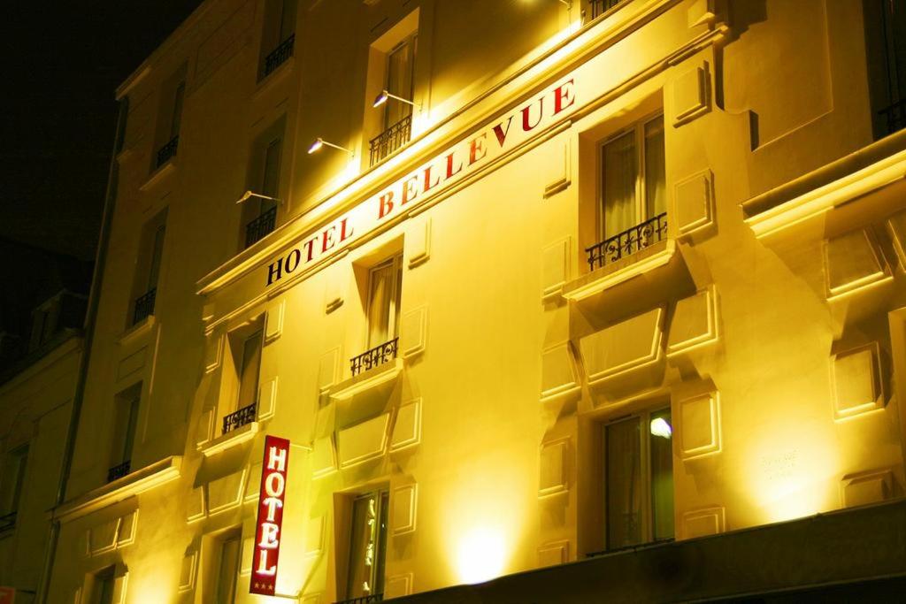 巴黎Hotel Bellevue Montmartre的酒店大楼的一侧有标志