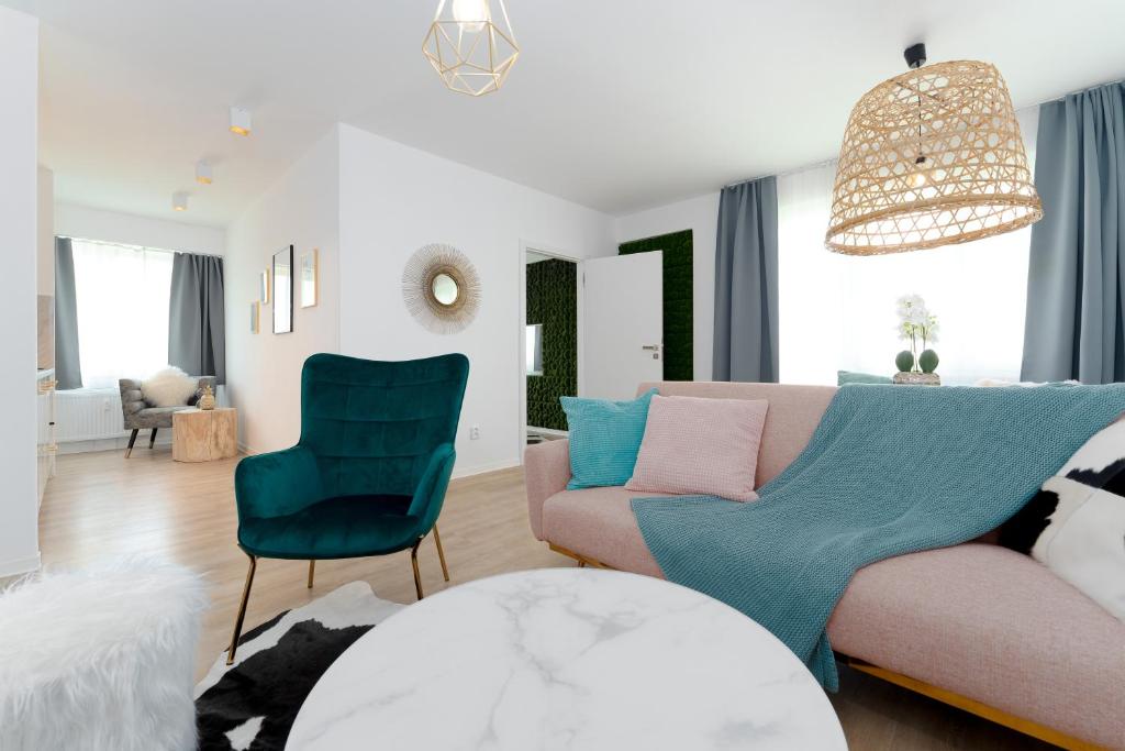 俄斯特拉发Apartmán Ostrava的客厅配有沙发和椅子