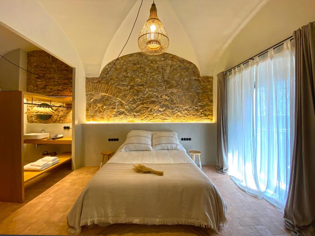 托罗埃利亚-德蒙特格里Casa Elvira的一间卧室设有一张床和一个大窗户