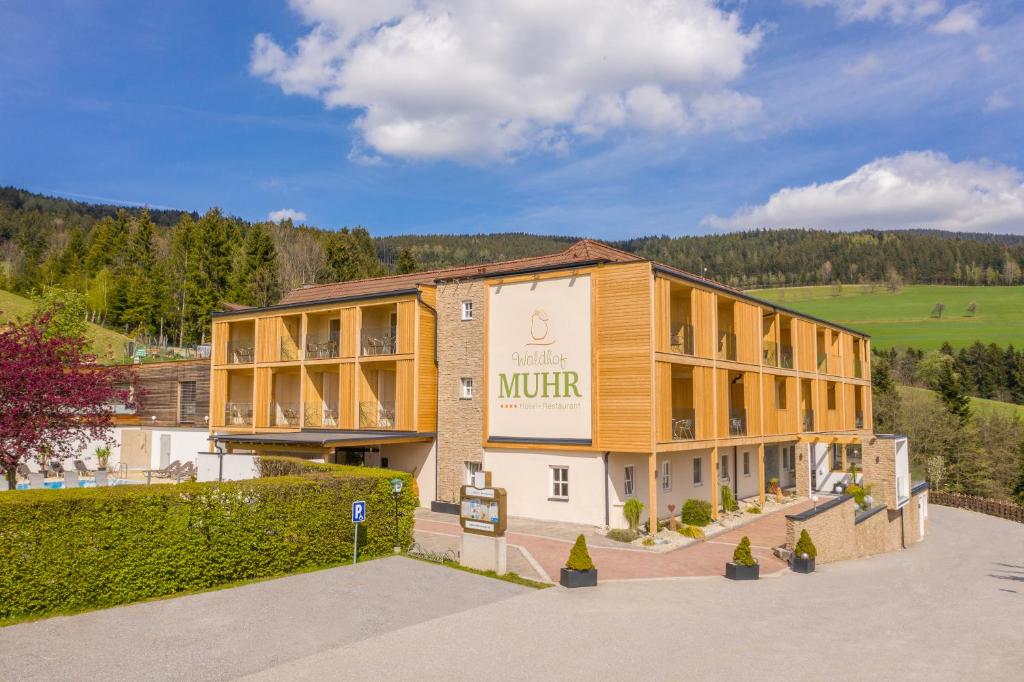 PöllaubergHotel Muhr的带有读取汽车旅馆标志的建筑