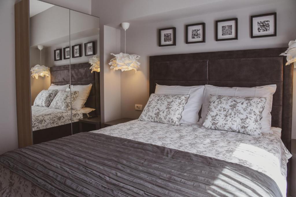 比利切Apartmani Kameno Sidro的一间卧室配有一张大床和镜子