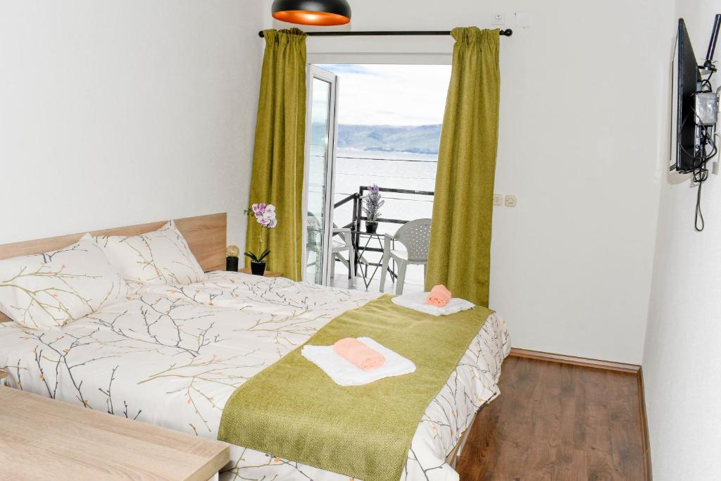 斯特鲁加KLIO Apartments的一间卧室设有一张床和一个美景阳台