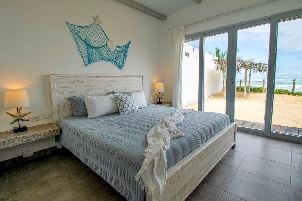 比亚米尔港Sandy Feet House的一间卧室配有一张床,享有海滩美景