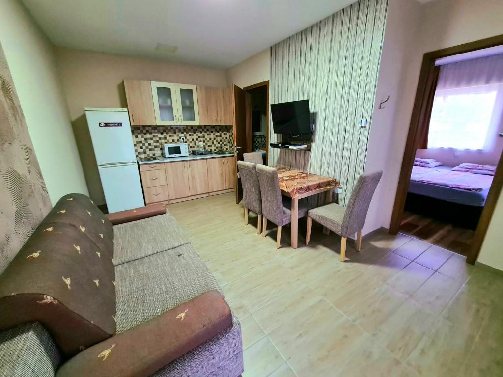 索普隆Székely Ház的带沙发和桌子的客厅以及厨房。