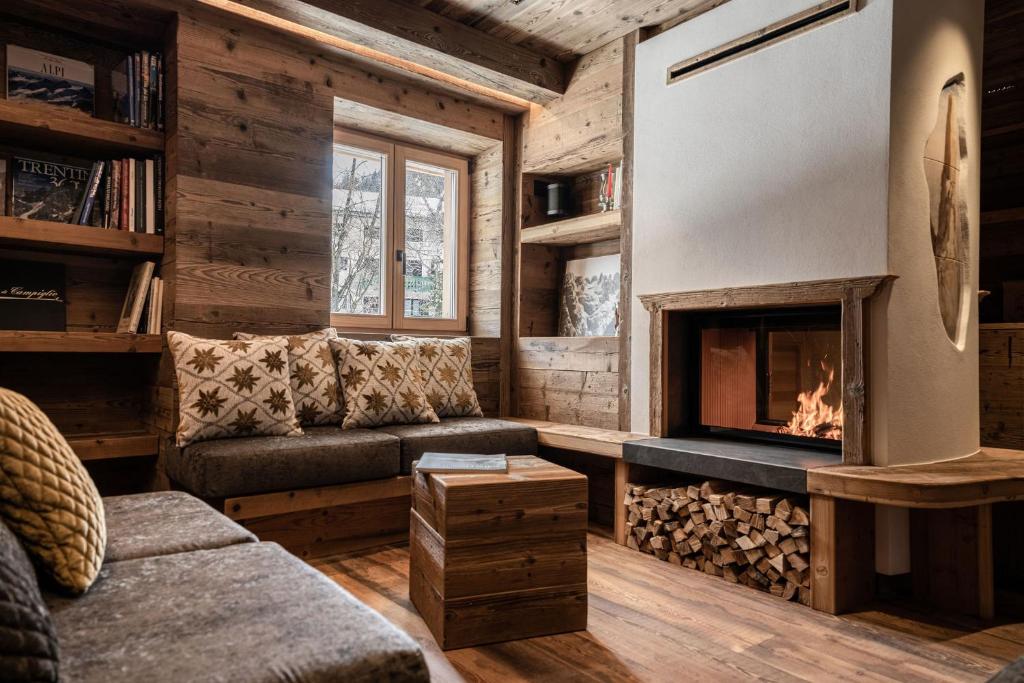摩德纳迪-坎皮格里奥ALPINE DAYS Mountain Home的带沙发和壁炉的客厅