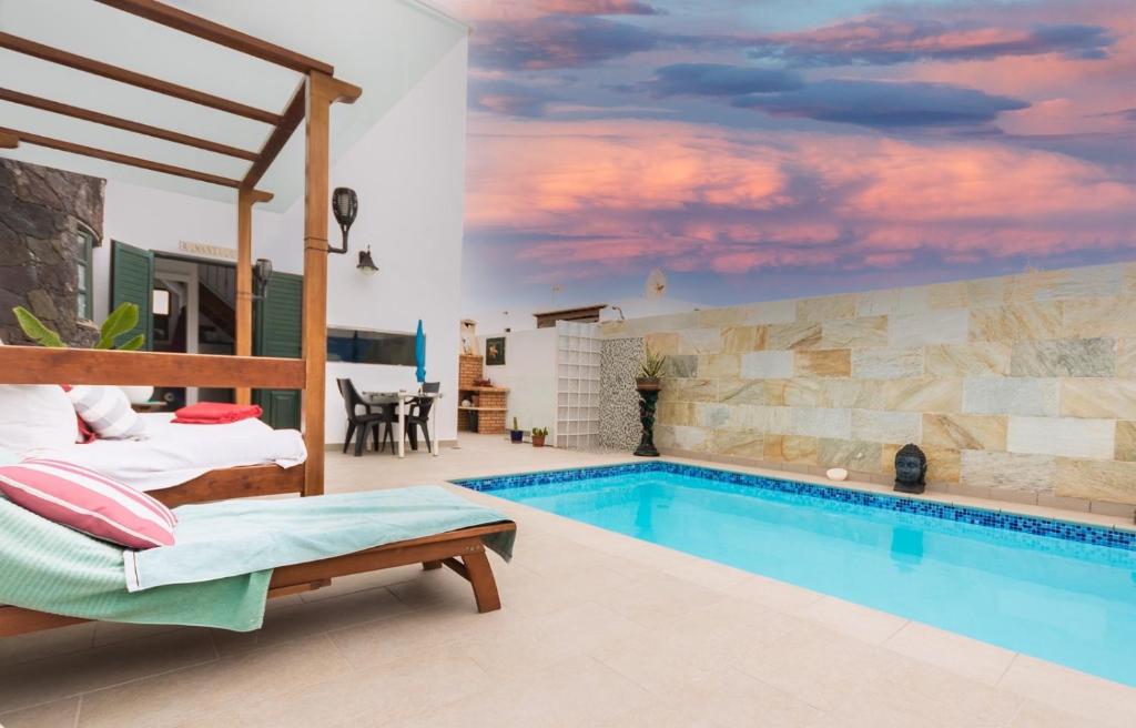 蓬塔穆赫雷斯Romantico con piscina privada solo para ti的一个带游泳池和一间卧室的别墅