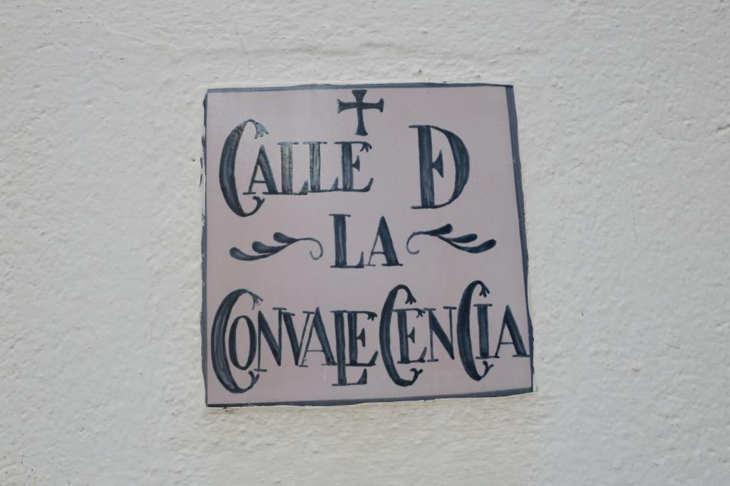 科尔多瓦Calle de la Convalecencia的读橙子中心书的墙上的标志