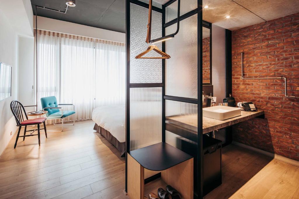 台南友爱街旅馆的卧室配有床和盥洗盆