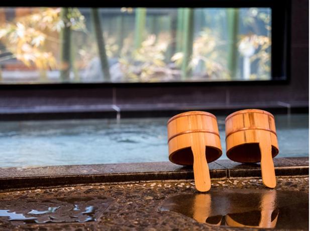 米子市米子站前超级酒店的两个橙色凉鞋,坐在水池边